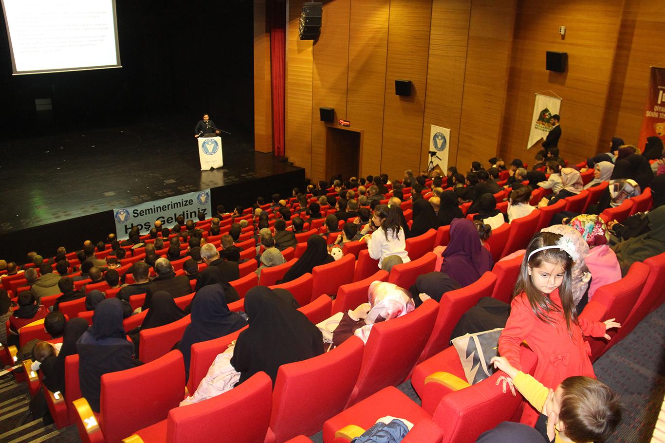 ​İDEV "Sosyal Medya" konulu seminer düzenledi